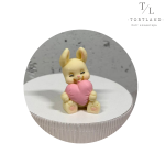 Шоколадна фігурка "Зайка біла з сердечком сидить"