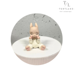 Шоколадна фігурка "Зайченя-малюк коричневий в білому комбінезоні"