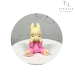 Шоколадна фігурка "Зайченя-малюк в рожевому комбінезоні"