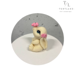 Шоколадна фігурка "Зайка біла з квіточкою на носику"